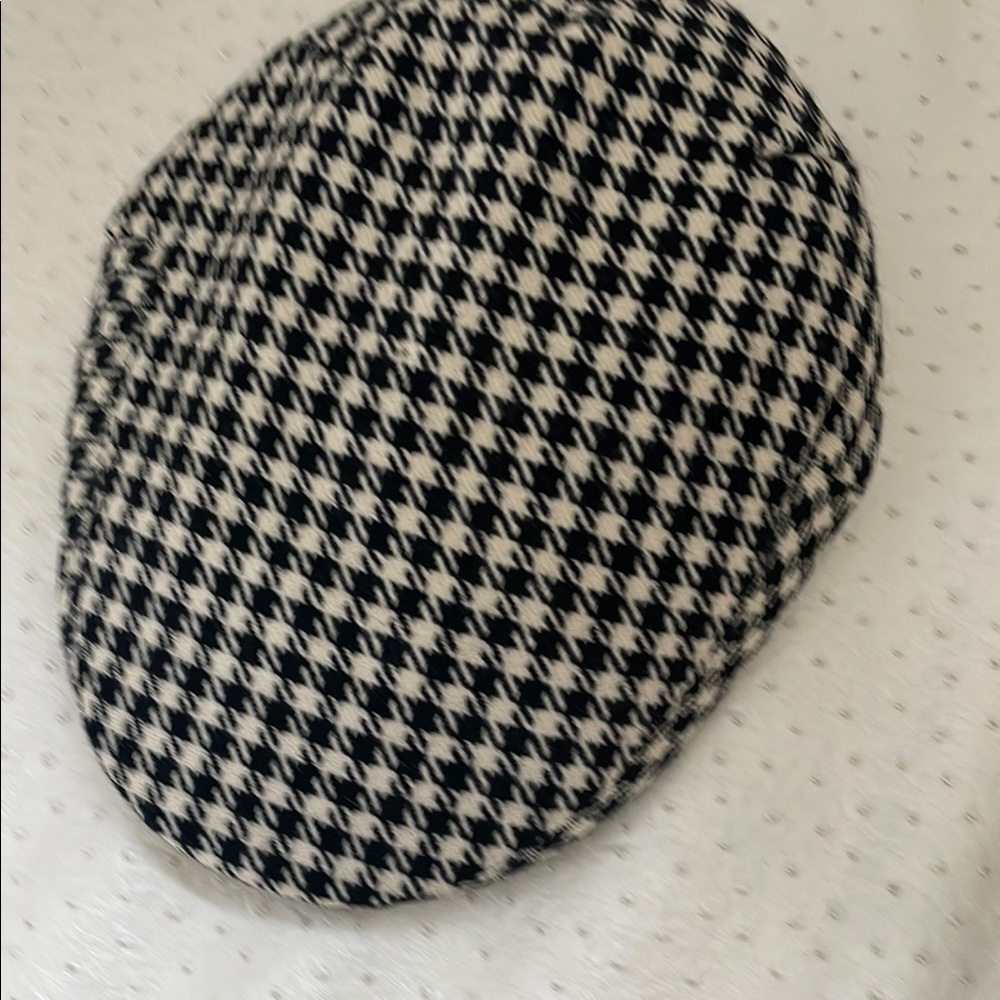 Harrods Black and White Houndstooth Cap newsboy